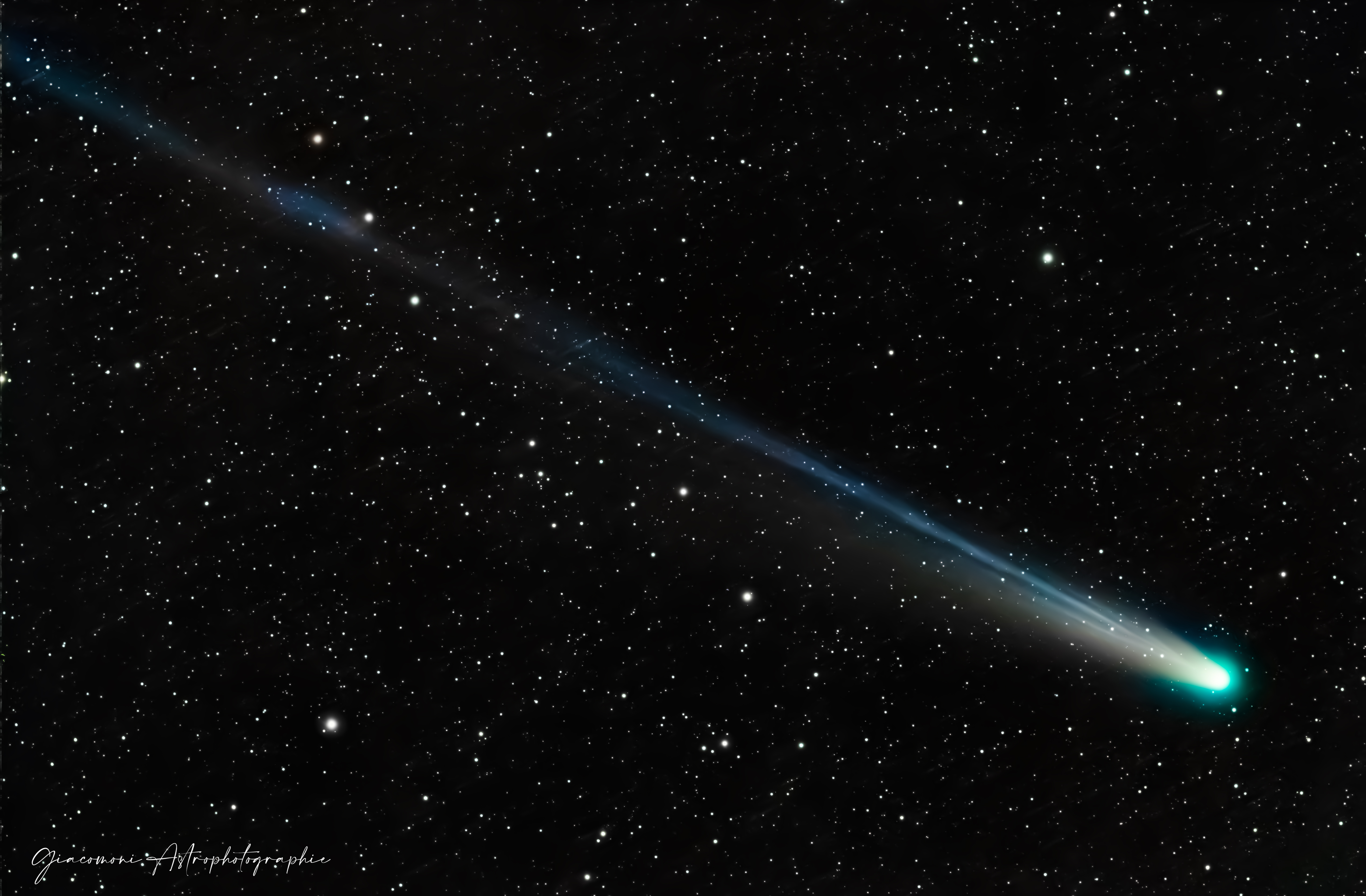 Une image de la comète C/2025 A6 Lemmon capturée depuis le Grand site de la Parata, à Ajaccio, peu avant le lever du Soleil (Photo : Giacomoni Astrophotographie)