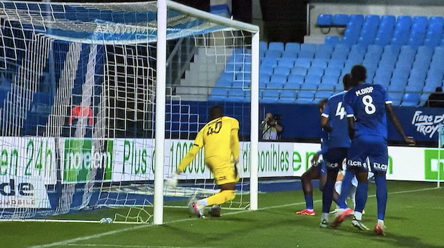 Ligue 2 : une très grosse erreur d’arbitrage coûte cher au Sporting, battu 1 à 0 à Troyes