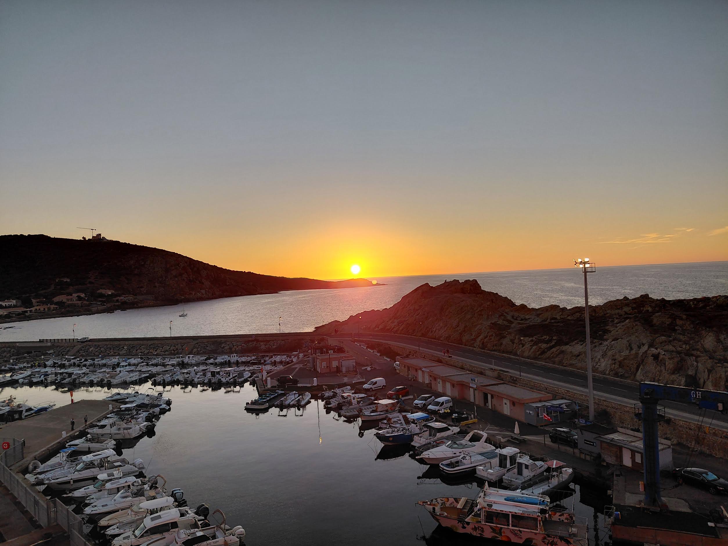 A màghjina - U sole cala nant’à l’Isula Rossa