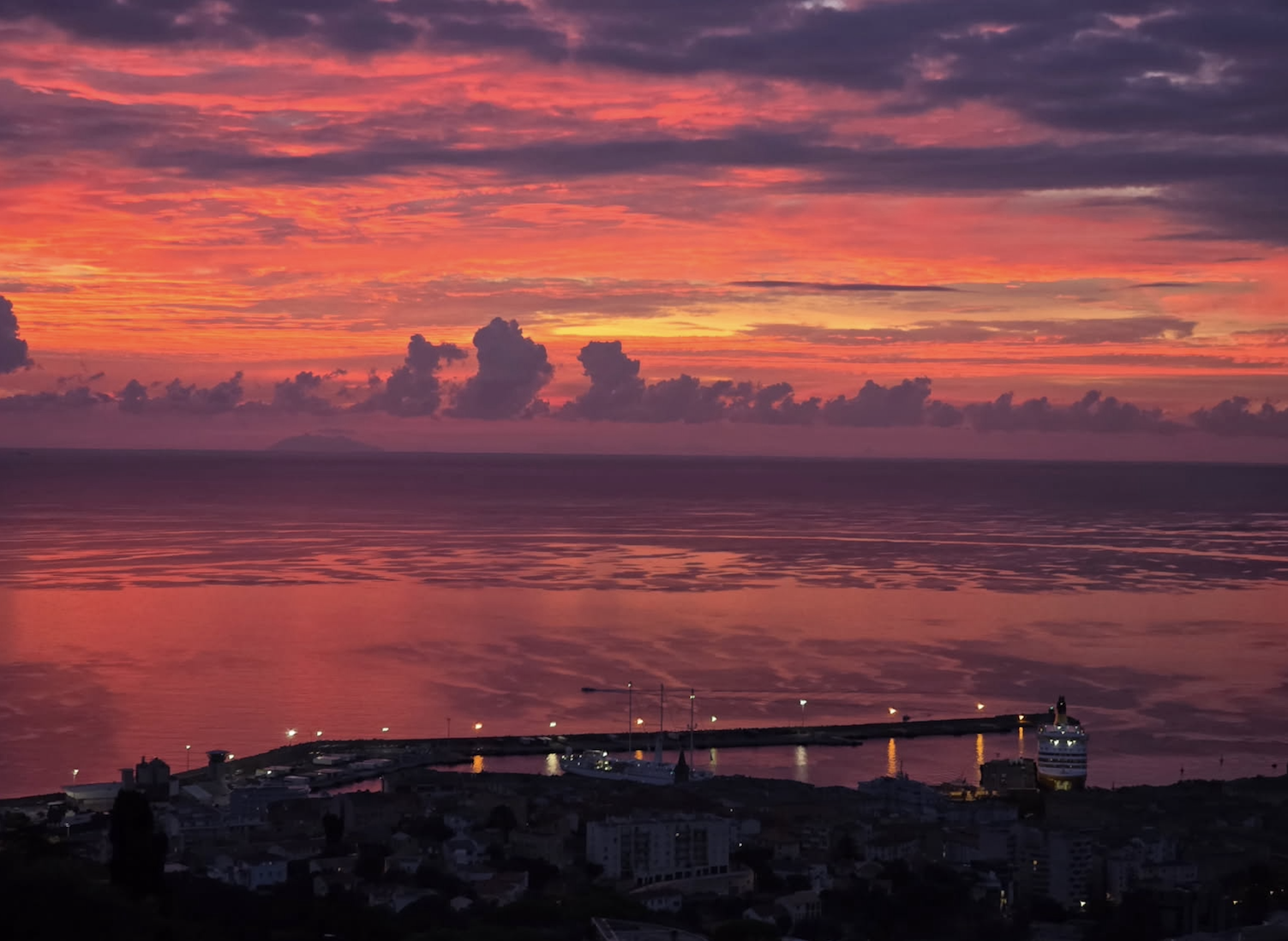 Les petits matins chargés de Bastia (Photo Gérard Bladocchi)