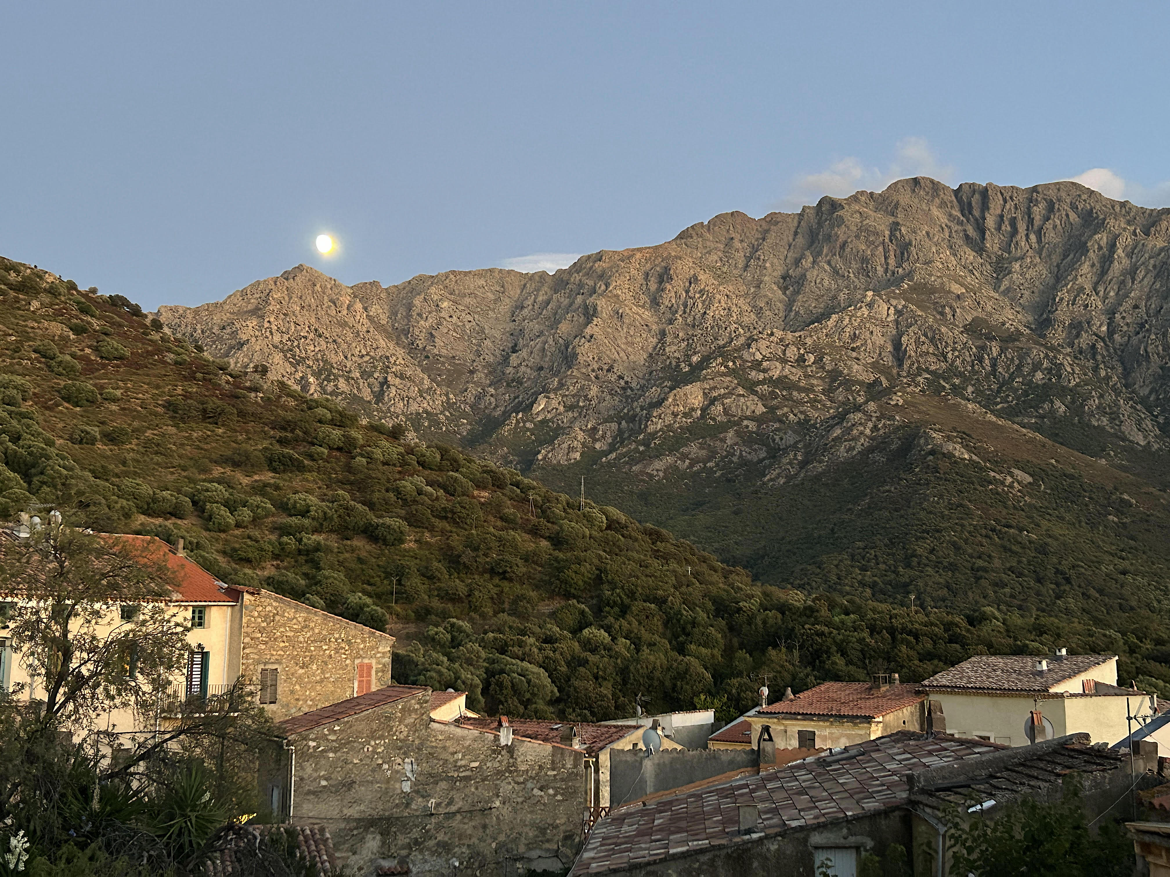 A màghjina - A luna si riposa nant’à u Montegrosu
