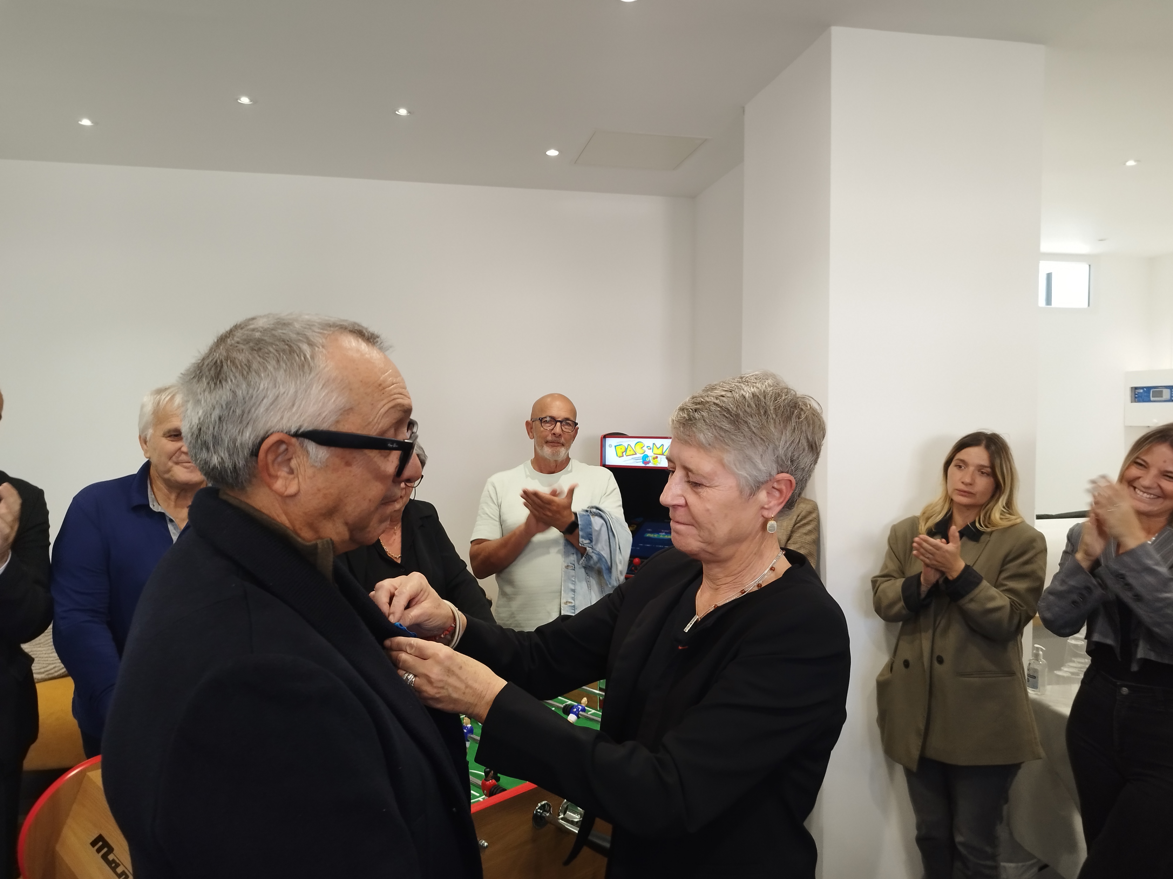 Le président d'Espoir Autisme Corse, Jean-Baptiste Nobili, a été fait Chevalier de l'Ordre national du Mérite, par la directrice régionale de l'ARS, Marie-Hélène Lecenne.