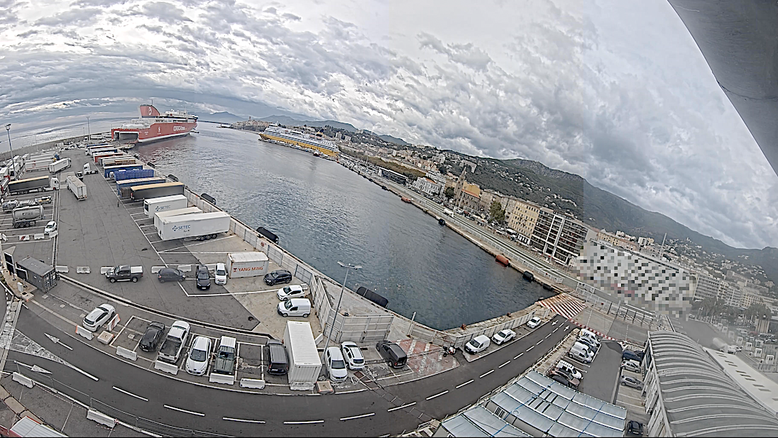 Les bateaux de la Corsica Linea et de la Corsica Ferries sont restés à quai ce jeudi après-midi (Webcam CCI de Corse)