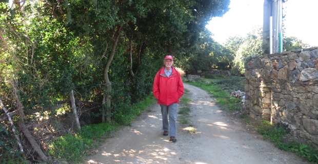 Frère Serge Grandais marchant sur A Via San Martinu di Corsica in Patrimoniu. Photo Christian Andreani.