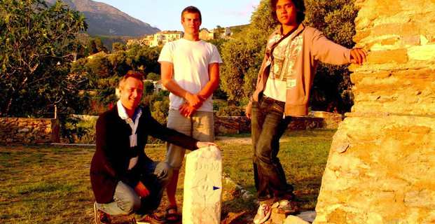 Antoine Selosse au pied de la borne d'A Via San Martinu à Patrimoniu. Photo Christian Andreani.