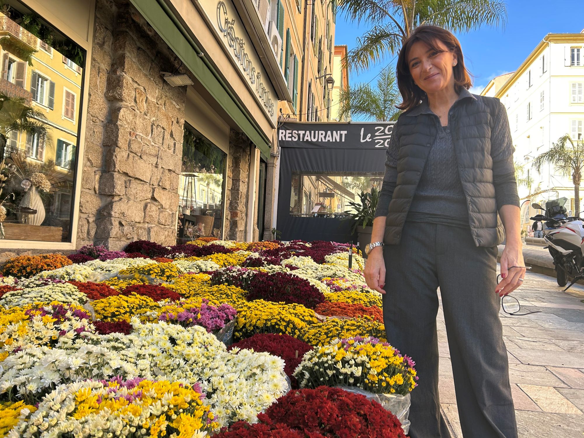 "Tout le monde fleurit ses tombes" en Corse. "On essaie de perpétuer ces traditions" indique la fleuriste Josette Monti (Lily Fleurs).