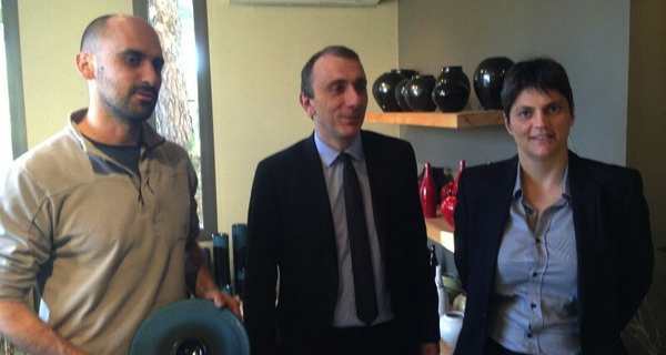 Jean Christophe Angelini visite la poterie de Julien Truchon en compagnie de la conseillère territoriale de Femu a Corsica, Juliette Ponzevera.