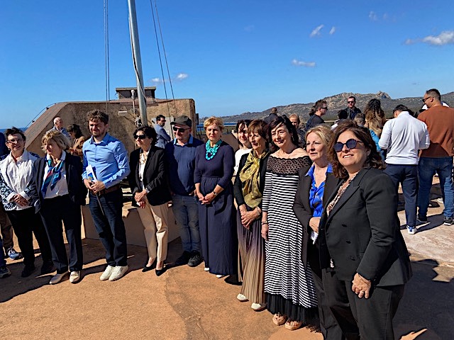 Dans le cadre du Torrione à Bonifacio, les membres du jury du Prix du Livre corse entourant deux des lauréats, Joris Giovannetti et Paulu Desanti.