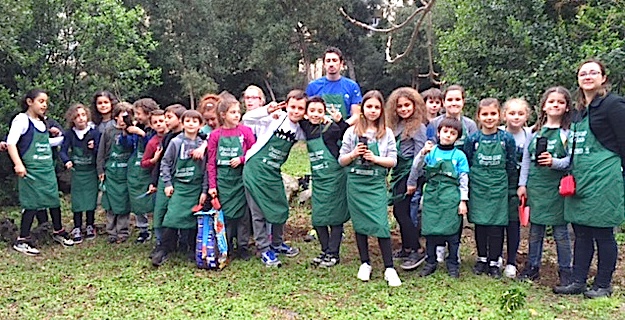 « Plus d’arbres, plus de  vie » : les enfants de l’école Calloni de Bastia plantent 37 arbres 