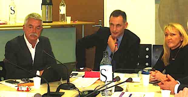 Gilles Simeoni, président du Conseil de surveillance de l'hôpital de Bastia, entouré d'Emmanuelle De Gentili, vice-présidente, et de Pascal Forcioli, directeur du centre hospitalier.