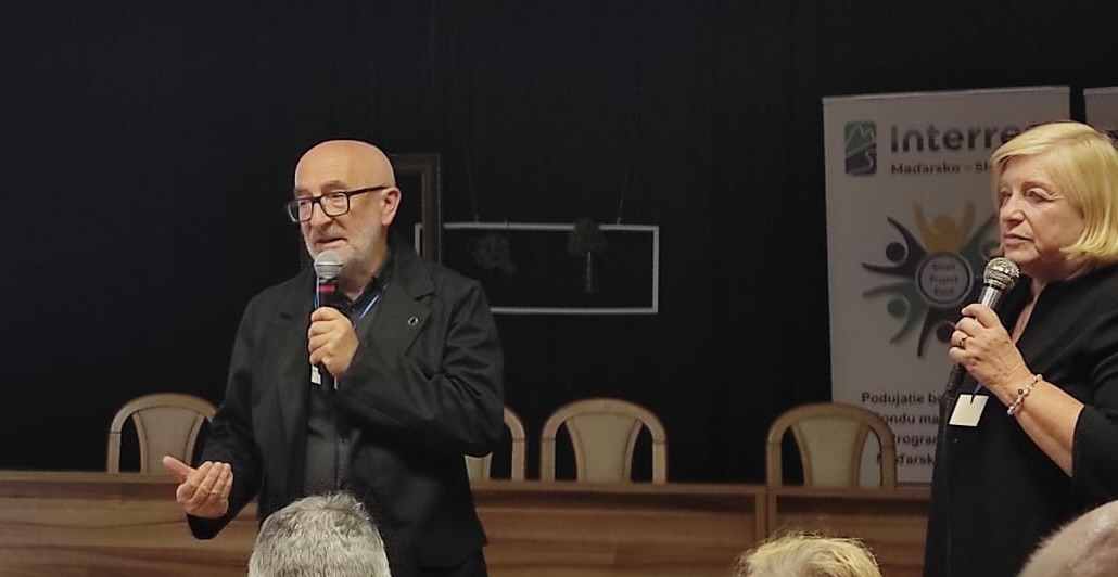 Christian Andreani, président d'u Centru Culturale San Martinu Corsica et prieur d’a Cunfraternita San Martinu di Patrimoniu, et Martine Campangne, présidente de la Fédération européenne des Centres culturels Saint Martin de Tours.