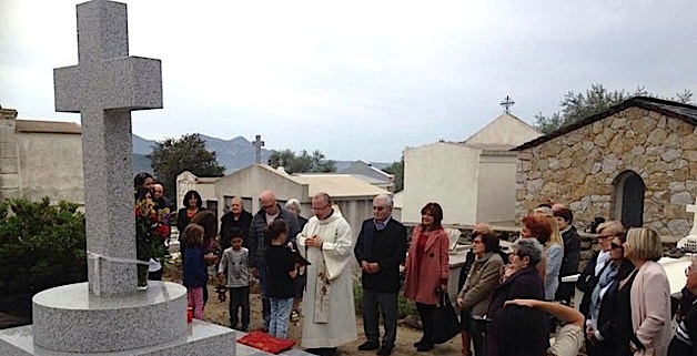 Bénédiction d'une Croix au cimetière de Zilia