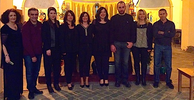 Les membres de l'Association La Passerelle entourés par le groupe Isulatine