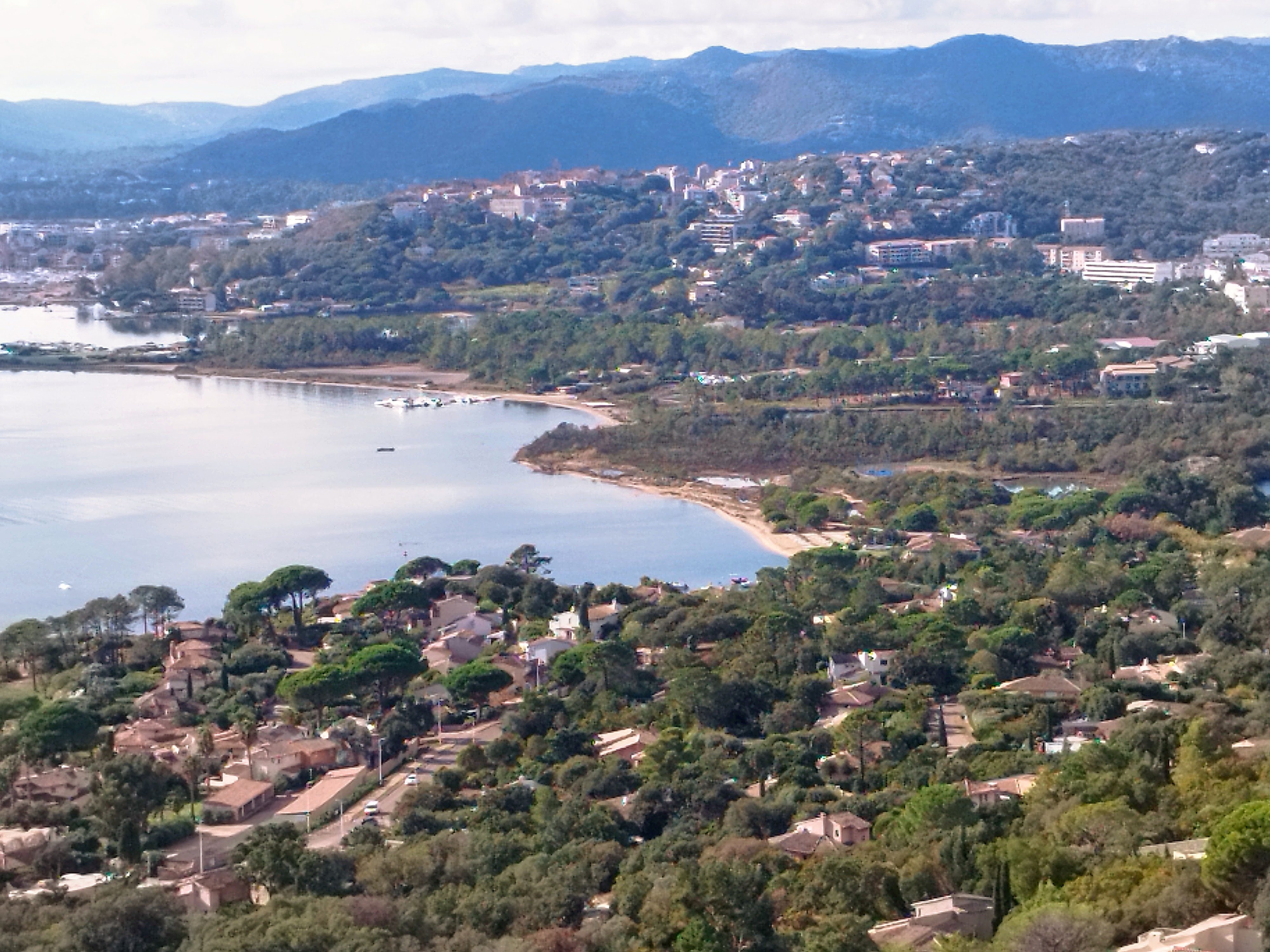 A Porto-Vecchio, la municipalité cherche des solutions pour faciliter l'accession à la propriété à l'année, dans un contexte de forte tension immobilière.