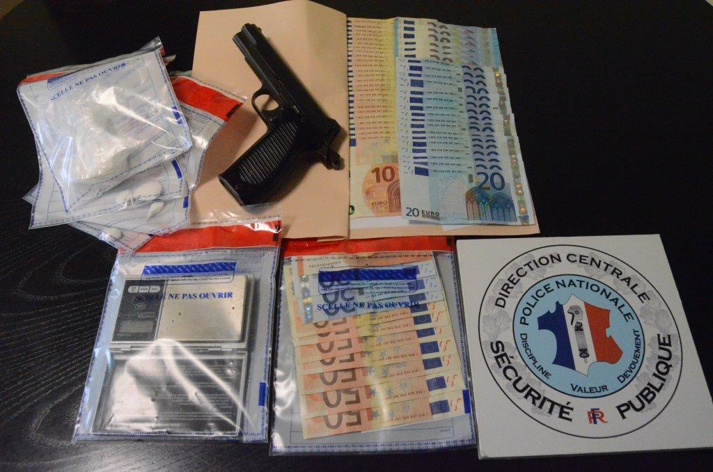 Une arme de poing, 51 gr de cocaïne et 2 500€ saisis par les enquêteurs