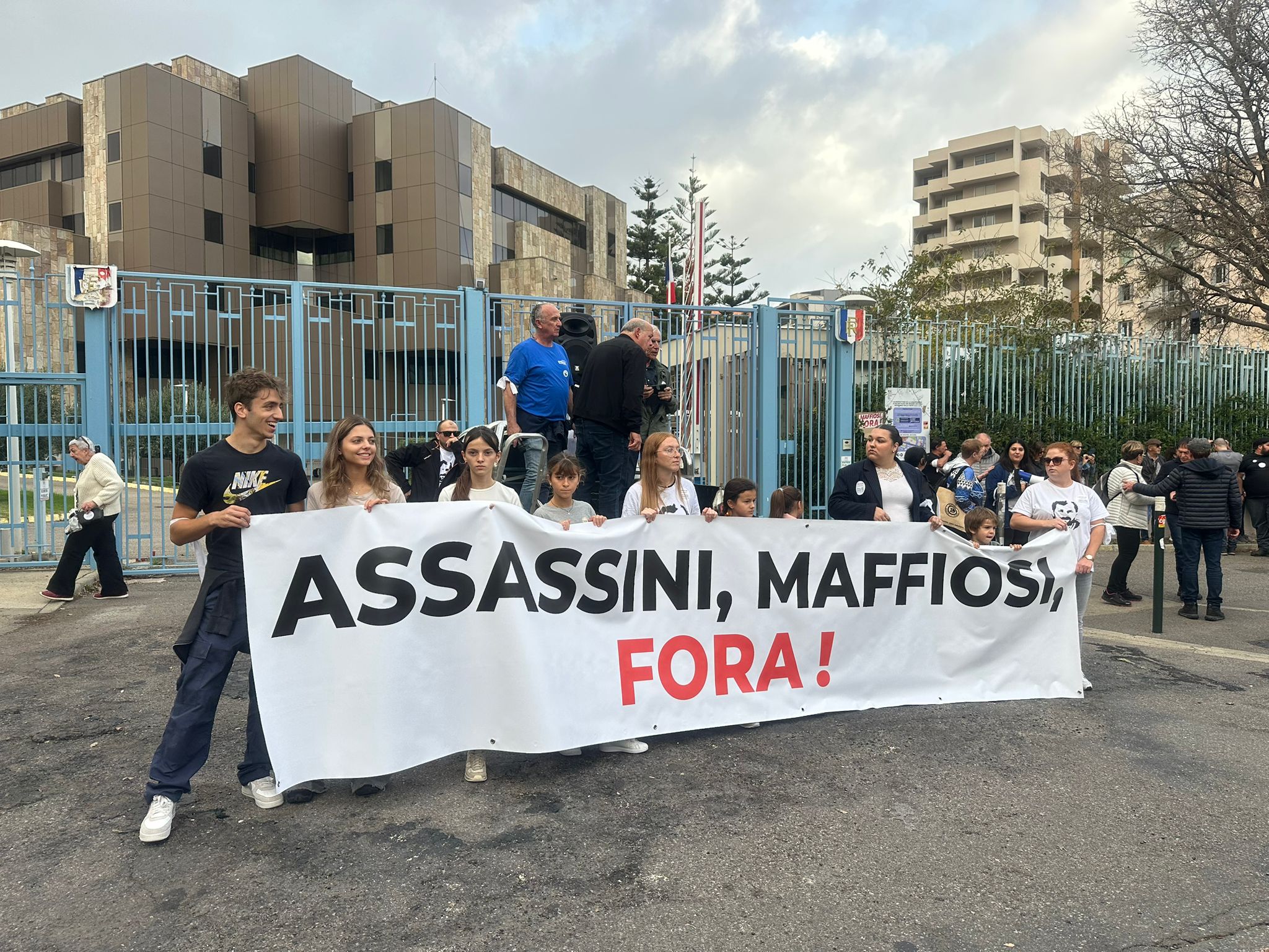 "Assassini, Maffiosi, Fora" : à Ajaccio et Bastia, plusieurs centaines de personnes disent non à la mafia