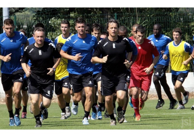 Réginald Ray (en noir au centre)) du temps où il était encore au Sporting avec Frédéric Hantz: Il retrouve l'Igesa dès ce lundi (Archives CNI)