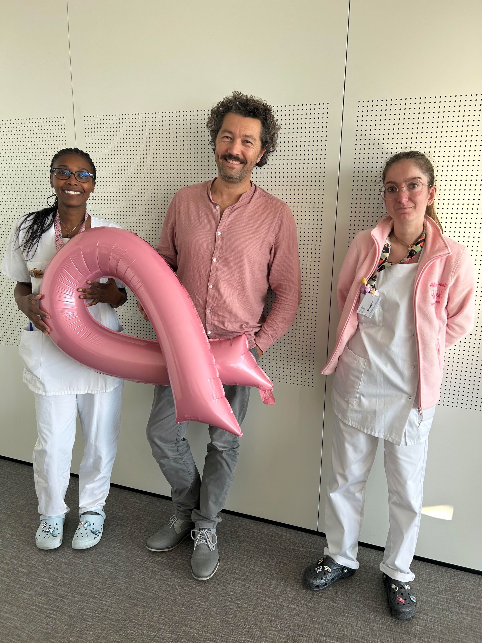 Le Docteur Oden coordonne l'équipe pluridisciplinaire. A ses côtés, l'infirmière Gwladise Chaïbou et l'infirmière référente Médecine Alicia Louvet.