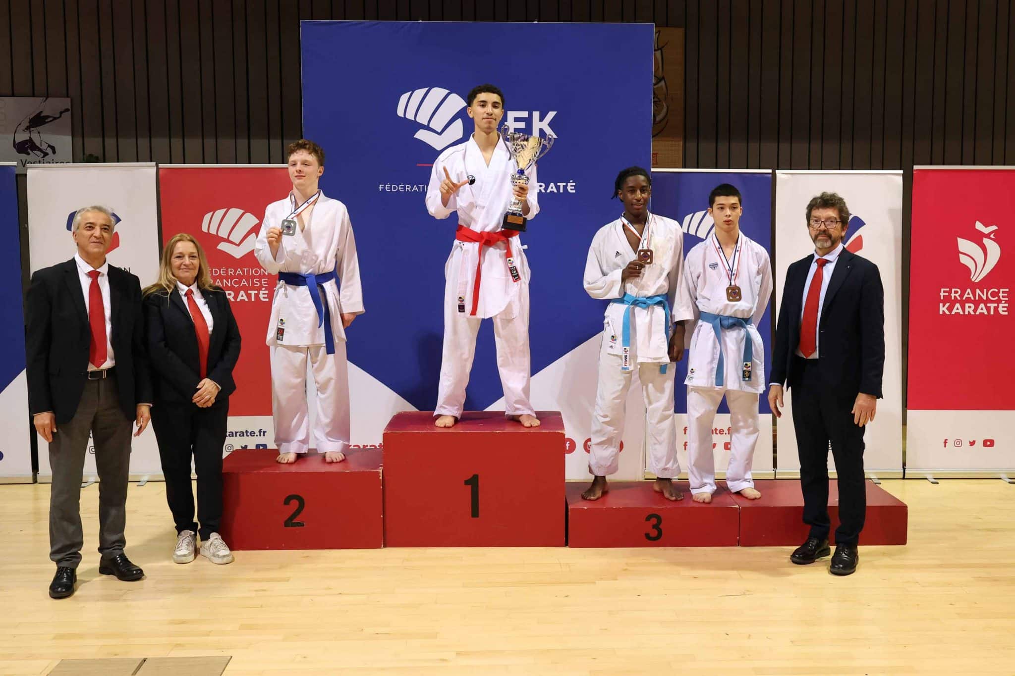 Maël Buresi, à gauche, médaille d'argent en combat, catégorie junior -67 kg