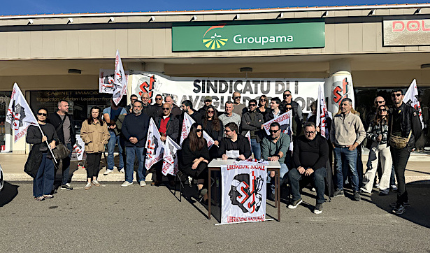 Les salariés de Groupama Corse étaient réunis ce mercredi devant l'agence de Folelli