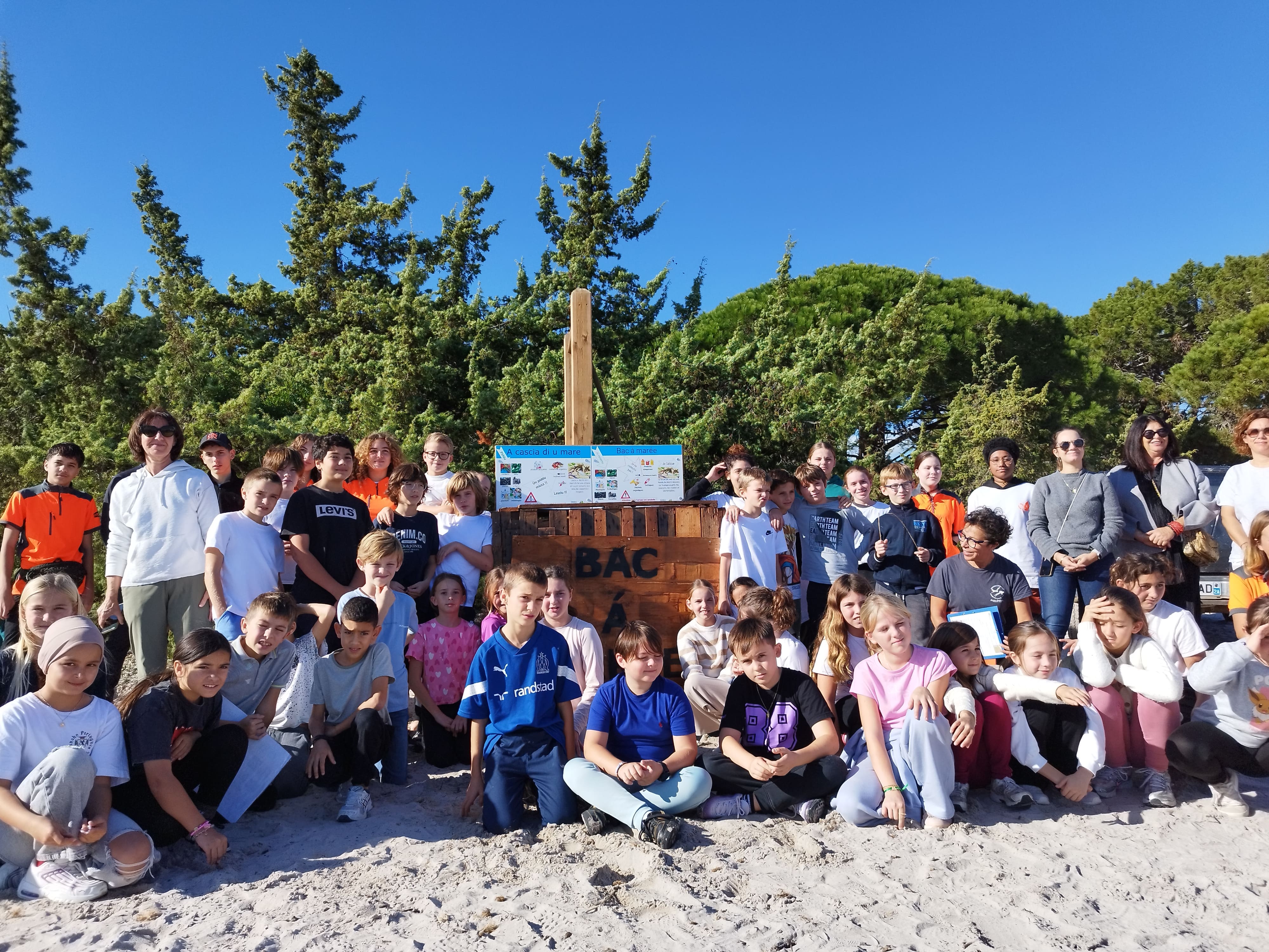 Suite à l'installation, les élèves de CM2 de l'école de Sainte-Lucie ont été invités sur la plage, pour qu'ils soient sensibilisés au projet.