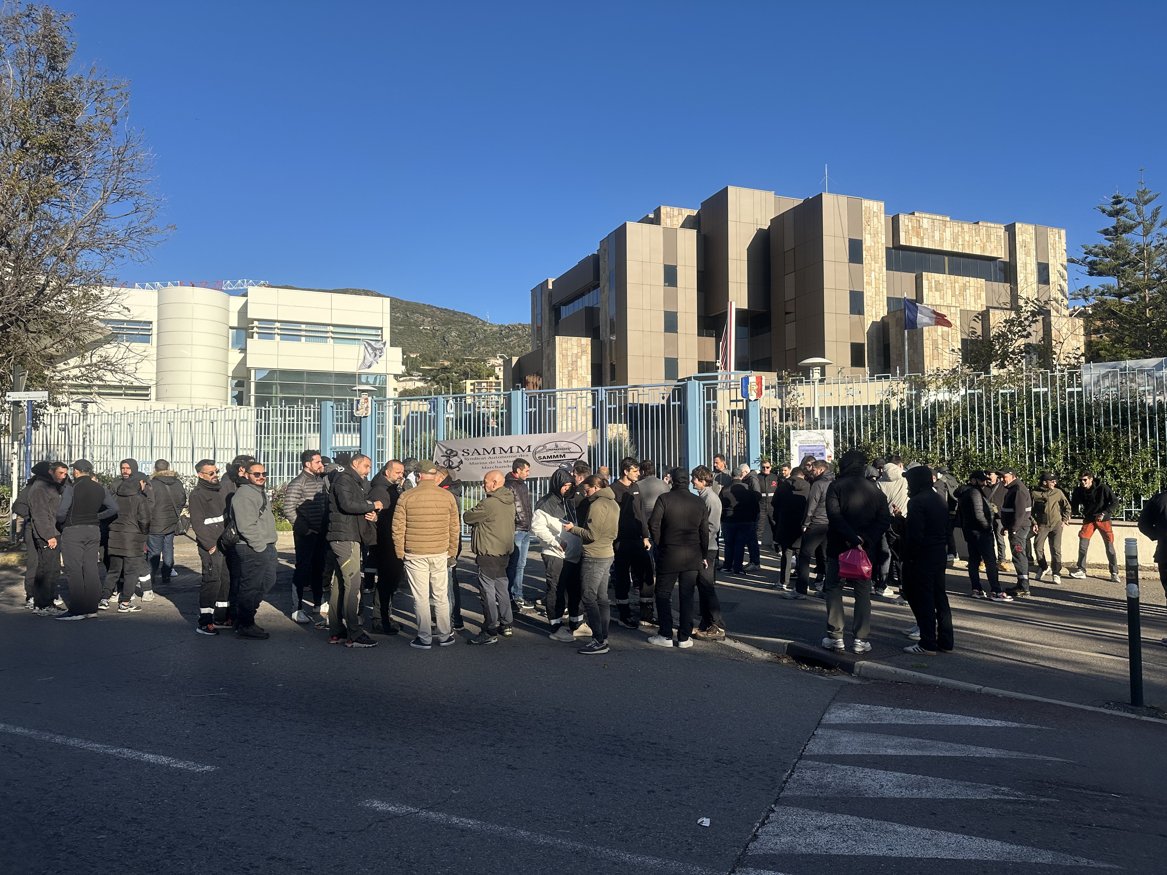 Une cinquantaine de marins se sont rassemblés devant la préfecture de Bastia