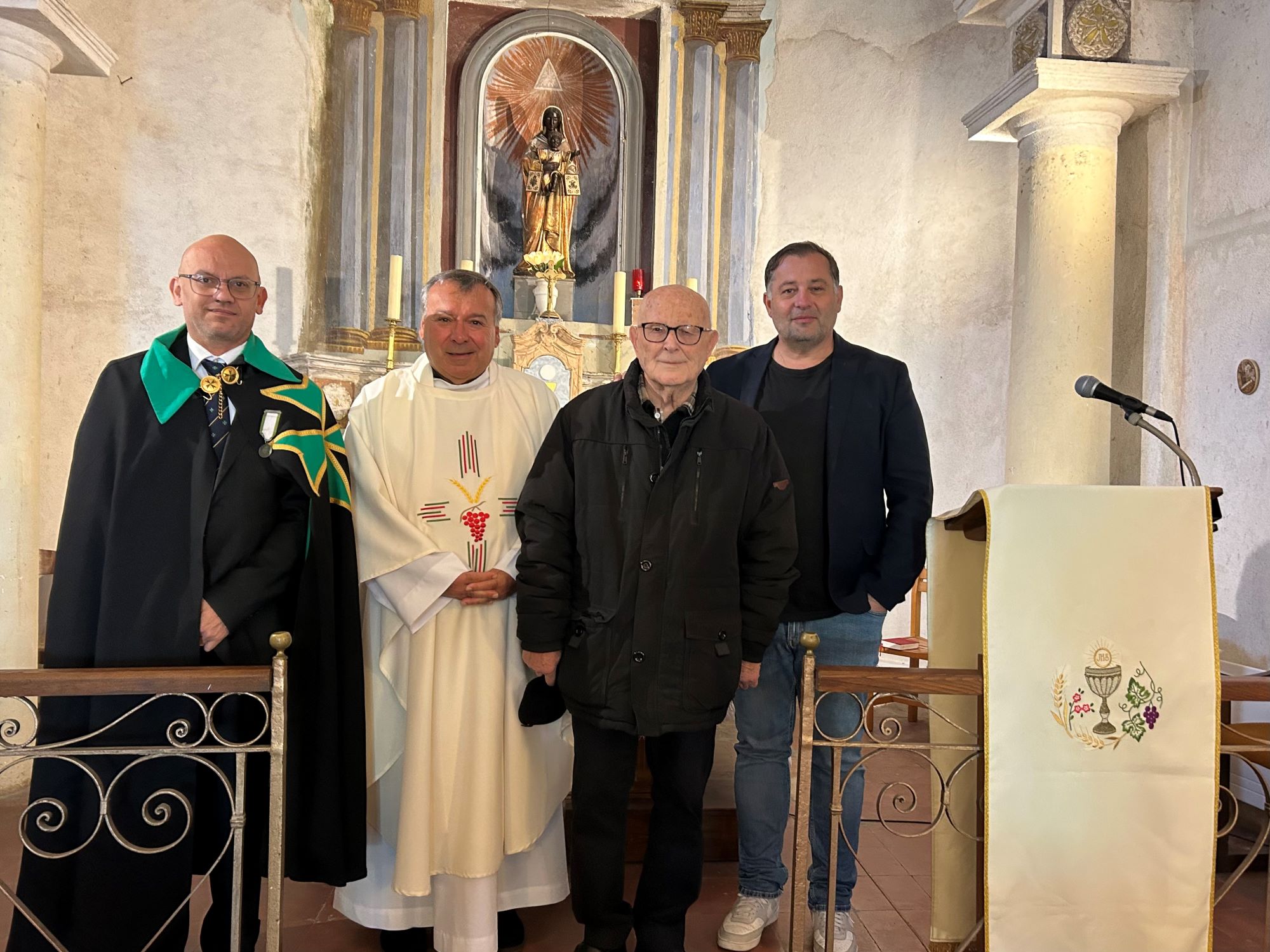 Nicolas Rocca de l'Ordre de Saint Lazare de Jérusalem, Ange-Marie Bastelica curé de la paroisse du Sacré Coeur, Jacques Rasigni président du cercle de mémoire de la musique municipale et le saxophoniste Paul Mancini.