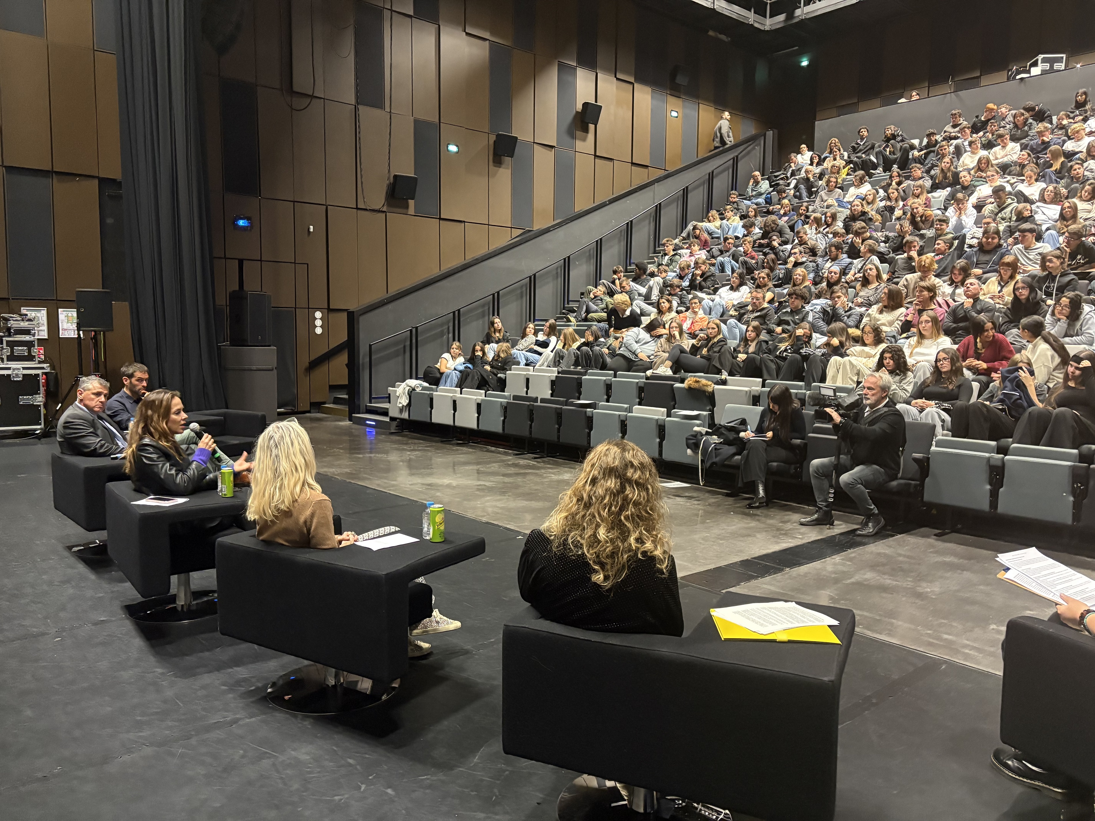 Violences faites aux femmes : Mélissa Theuriau à Bastia pour "Combattre leur violence" 