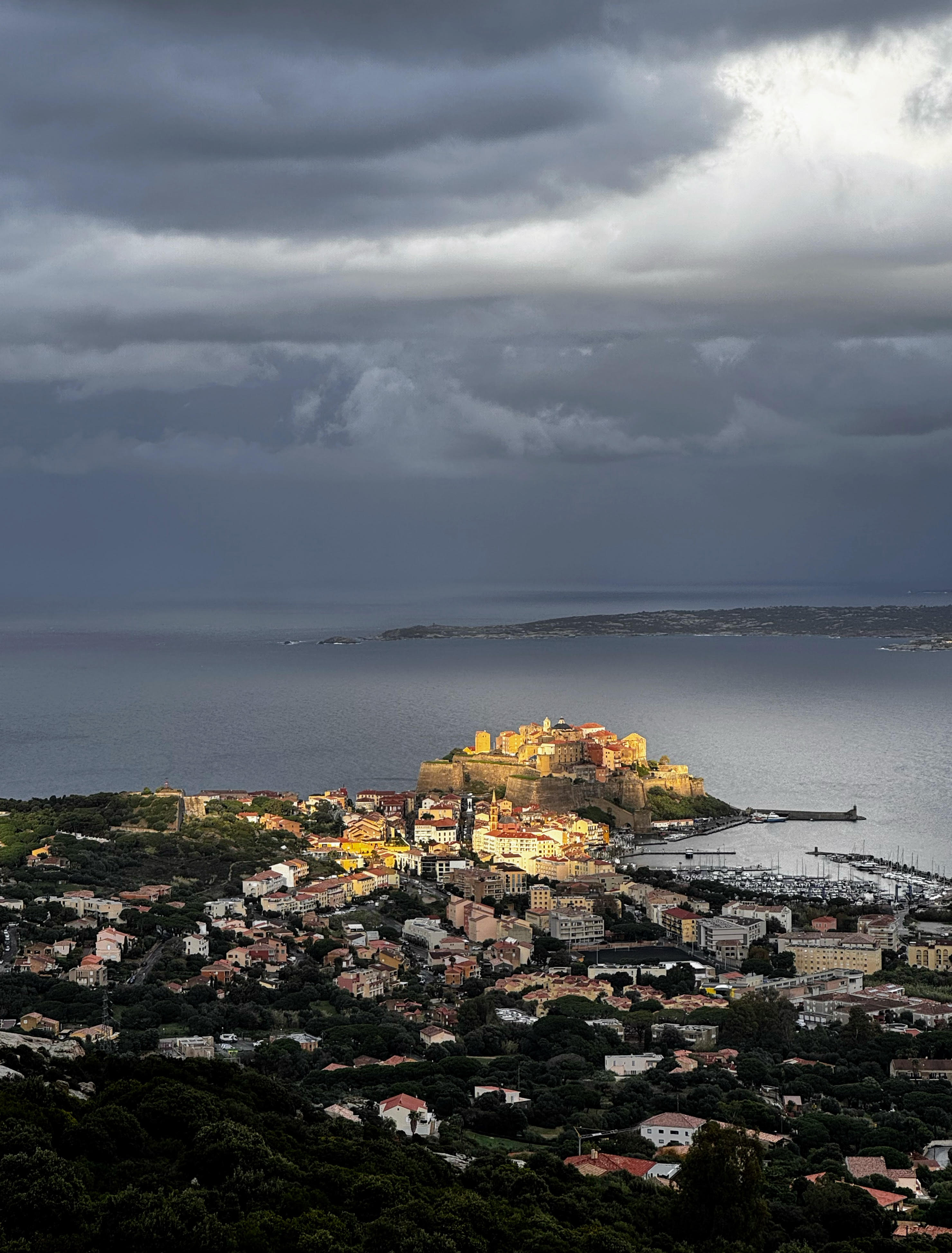 La baie et la citadelle de Calvi  entre 2 nuages d'averses, au départ de ND de la Serra. (Marc Dohmen)