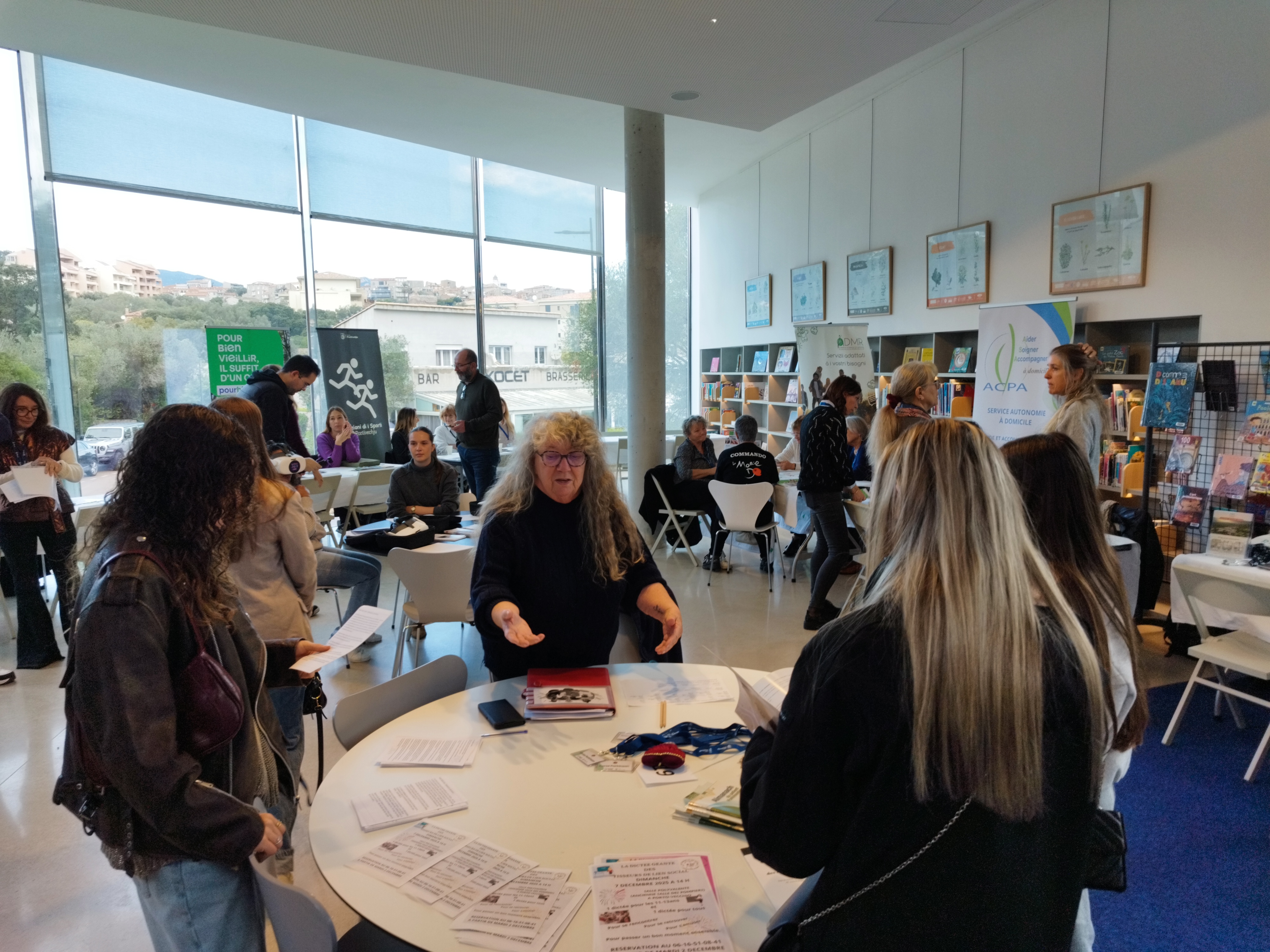 Irène Ferrari (au centre), présente l'association qu'elle a créée récemment : Les tisseurs de lien social.