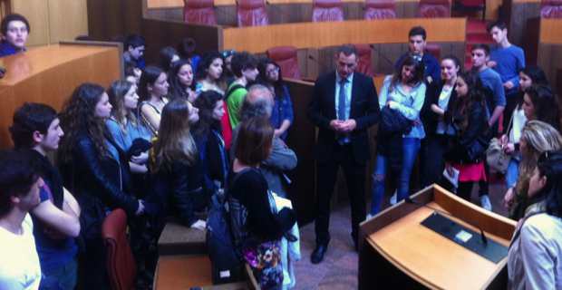 Les Lycéens bastiais et leurs correspondants génois reçus à l'Assemblée de Corse par le président du Conseil exécutif, Gilles Simeoni.