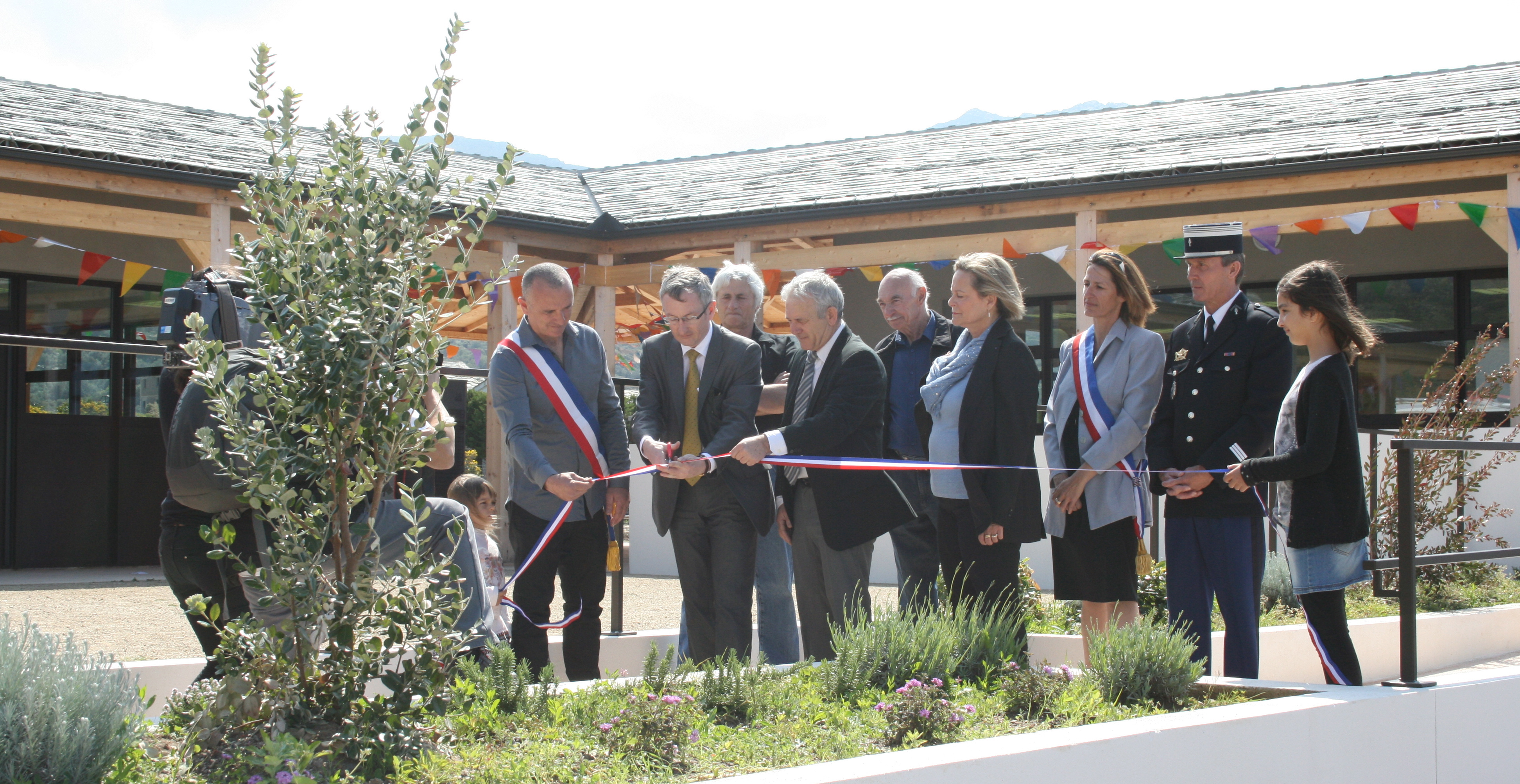 Inauguration des nouveaux bâtiments scolaires à Centuri en présence du maire David Brugioni et des représentants du Conseil départemental et de la sous-préfecture, en avril 2015.