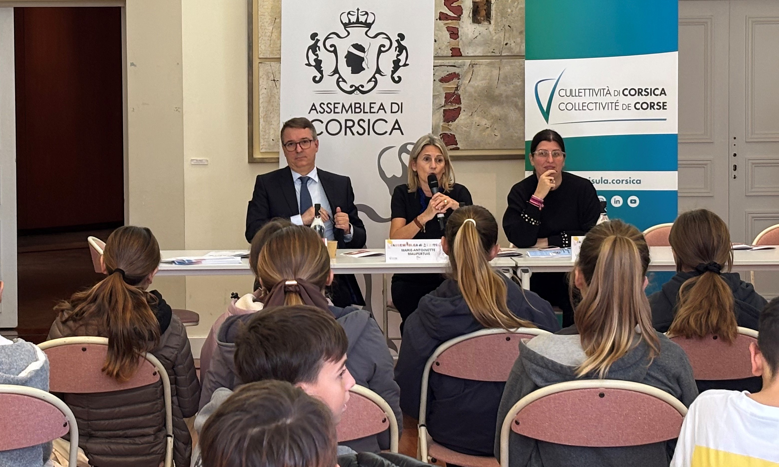 Cette rencontre, avec les élèves et leurs enseignants, a été l'occasion pour la présidente de l’Assemblée de Corse, le recteur d’Académie et la Conseillère exécutive en charge de la jeunesse, de leur présenter l’ opération, de leur offrir un aperçu des modalités de participation et des opportunités pédagogiques.