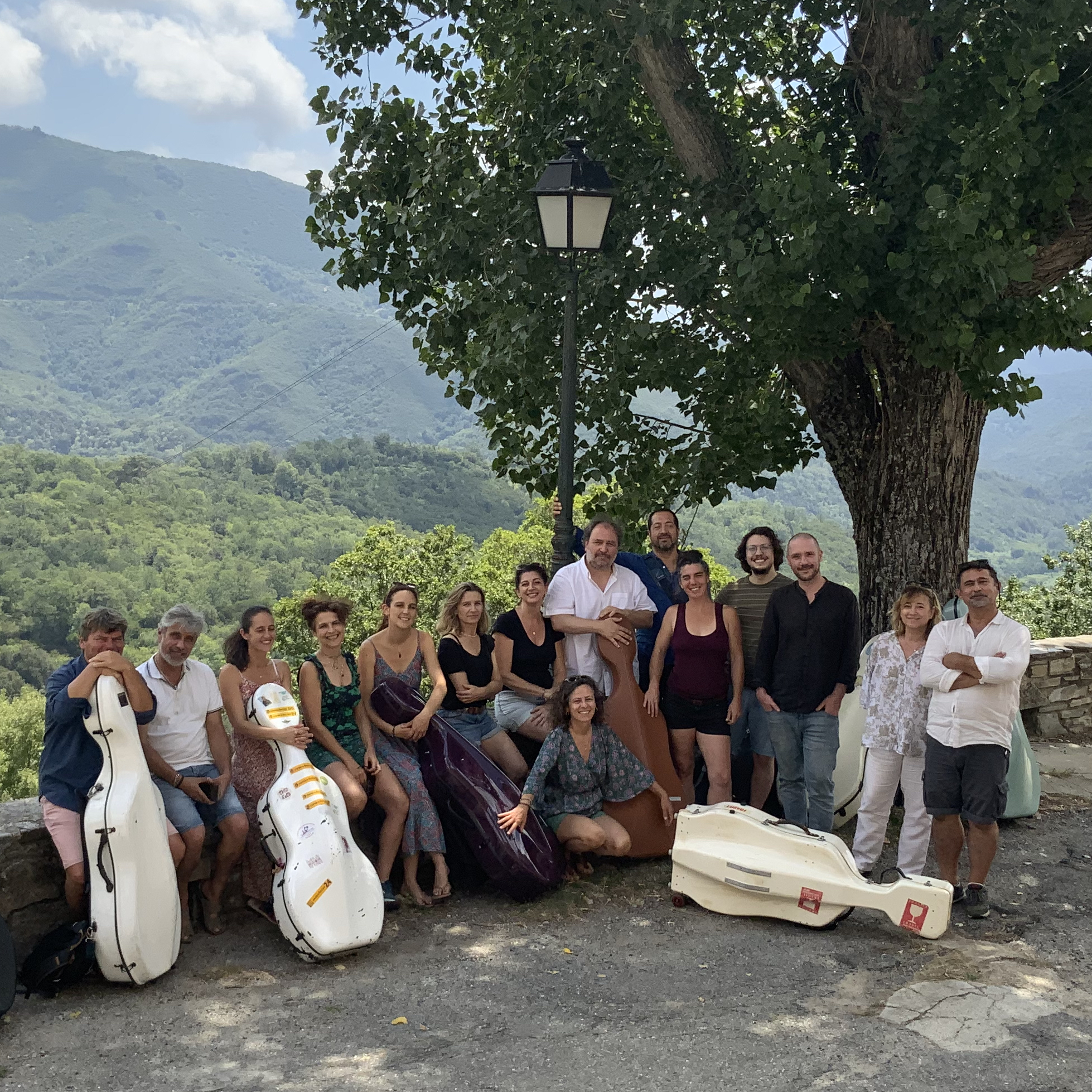 Toute l'équipe réunie lors de l'enregistrement à Matra en juillet 2024