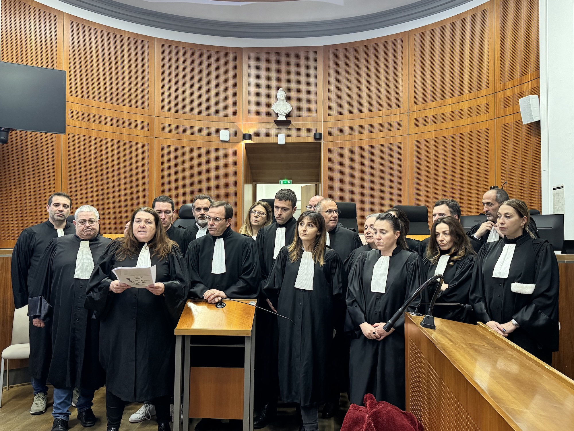 Ce jeudi, une vingtaine de membres du Conseil de l’ordre des avocats du barreau d’Ajaccio s’est symboliquement rassemblée dans une salle d’audience du Palais de justice afin d’alerter sur les conséquences du projet de décret dit RIVAGE