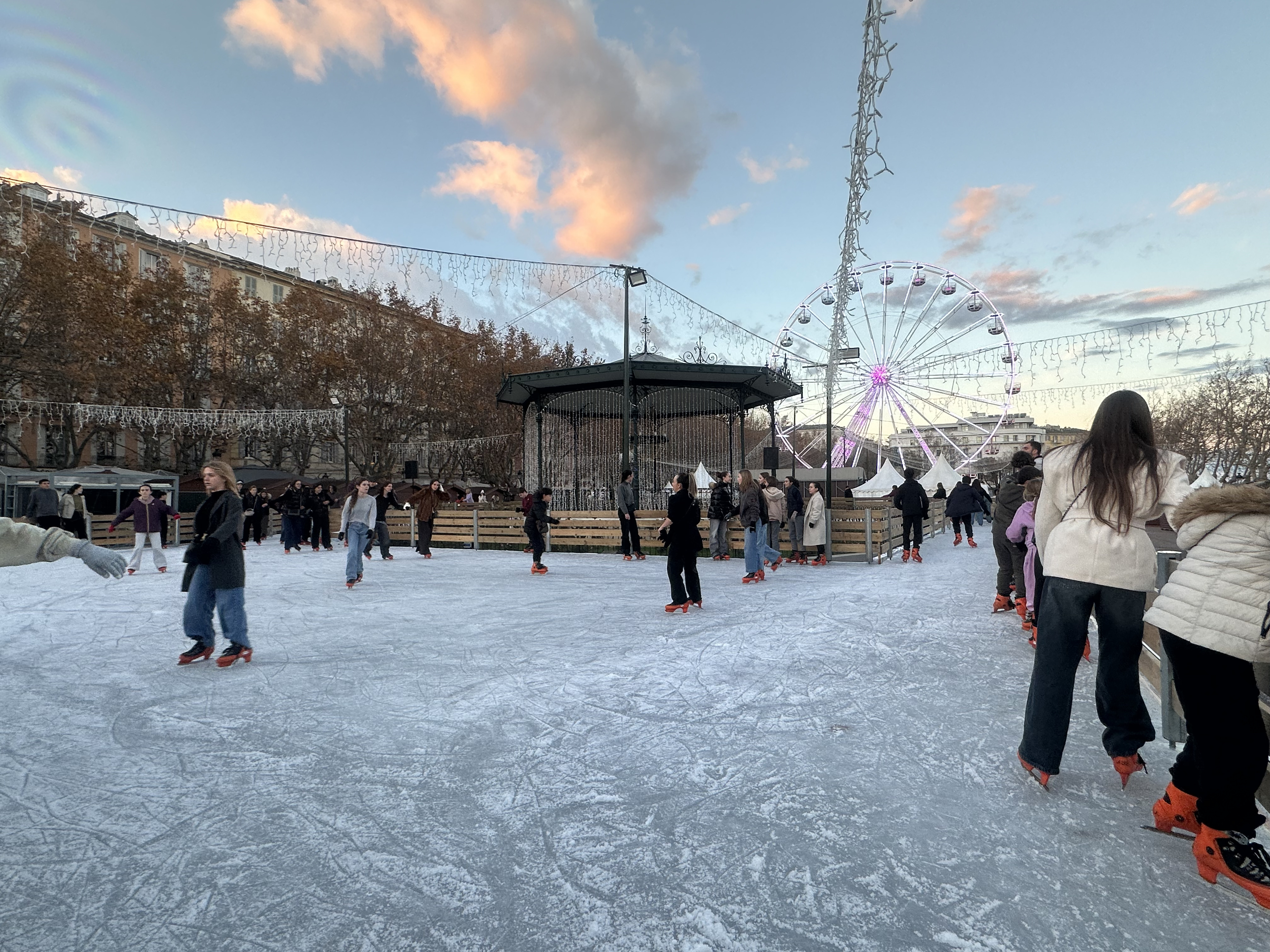 Patinoire, grande roue, calendrier de l’Avent... Bastia ouvre ses festivités de Noël