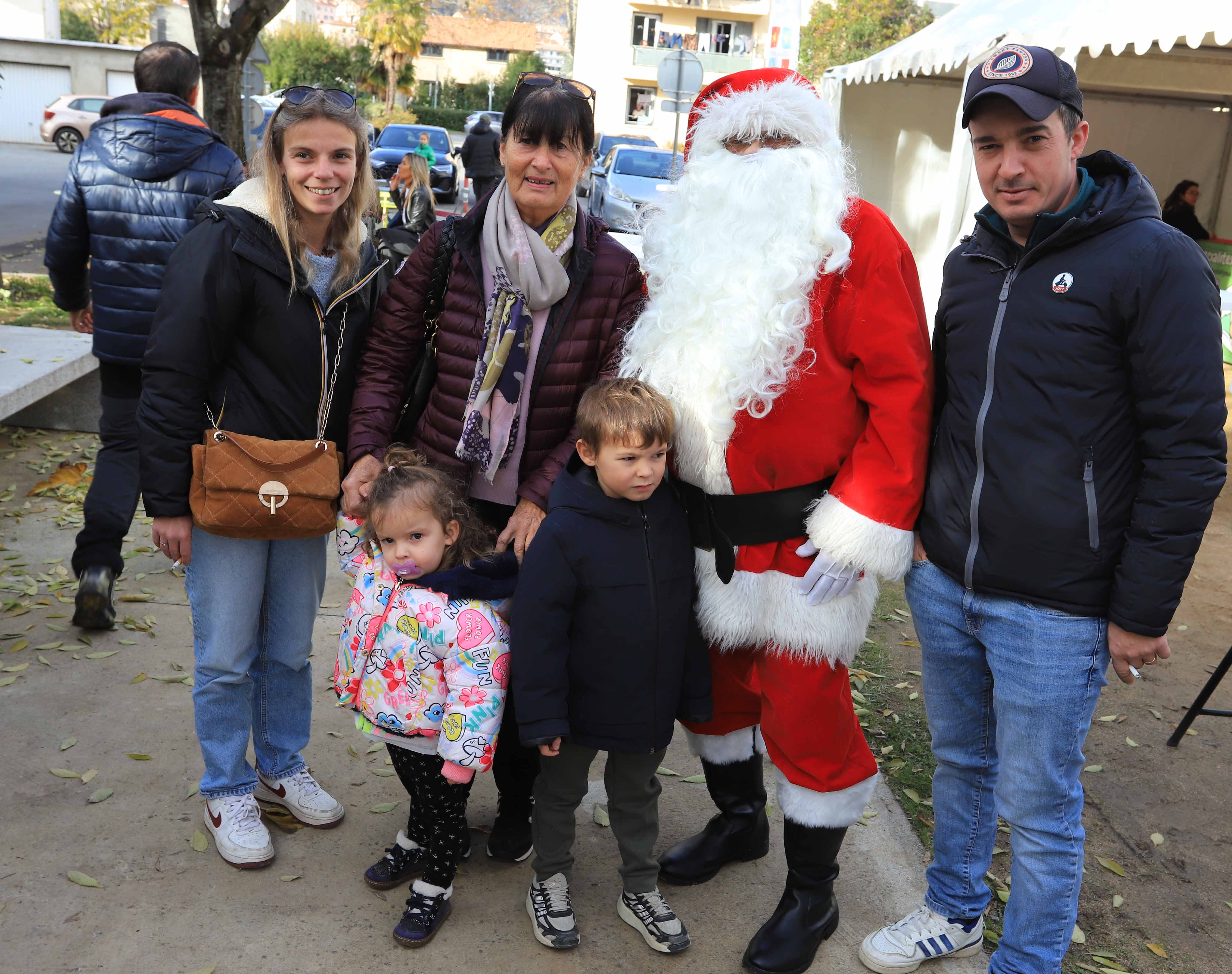 Corte : Le Père Noël a commencé sa tournée au quartier Purette