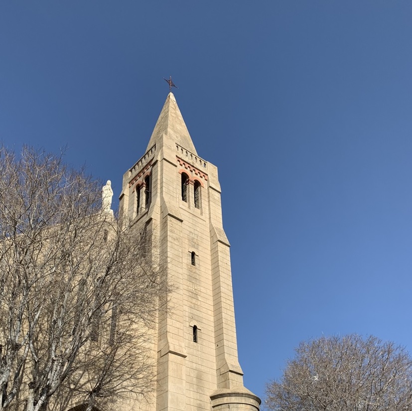 Le clocher de ND de Lourdes et son ancienne croix.