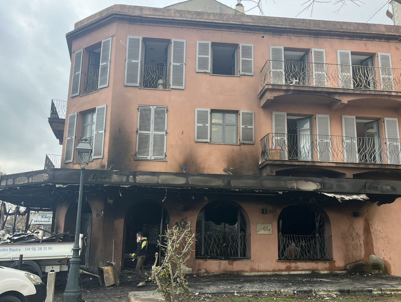 Bastia,  un établissement du quai des Martyrs ravagé par les flammes