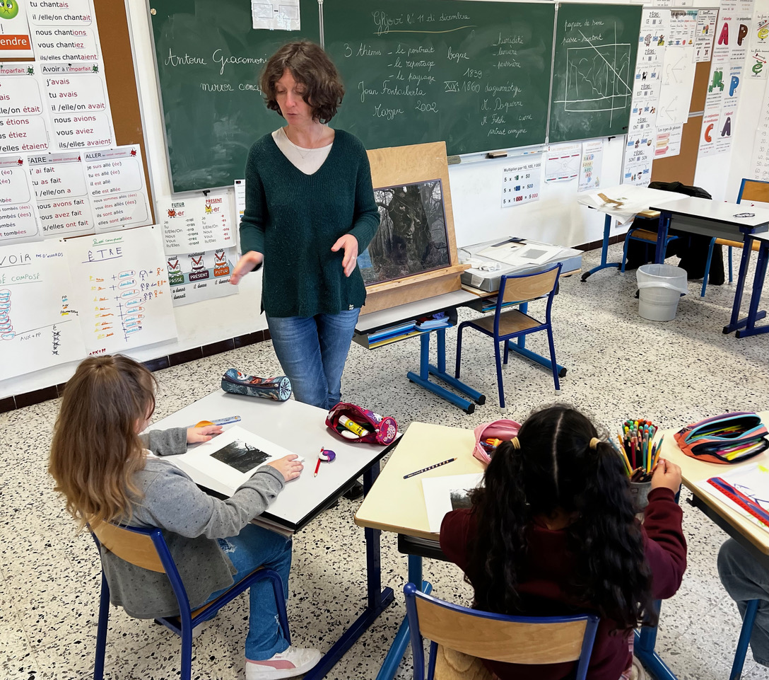 Valérie Rouyer expliquant aux élèves de l’école de La Porta les lignes de force d’une photographie
