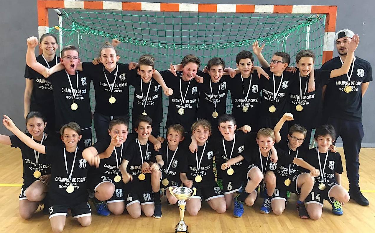 Les  -13 ans mixtes du Handball Ajaccio Club, champions de Corse
