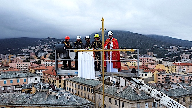 Installation de la nouvelle croix de Notre-Dame-de-Lourdes à Bastia