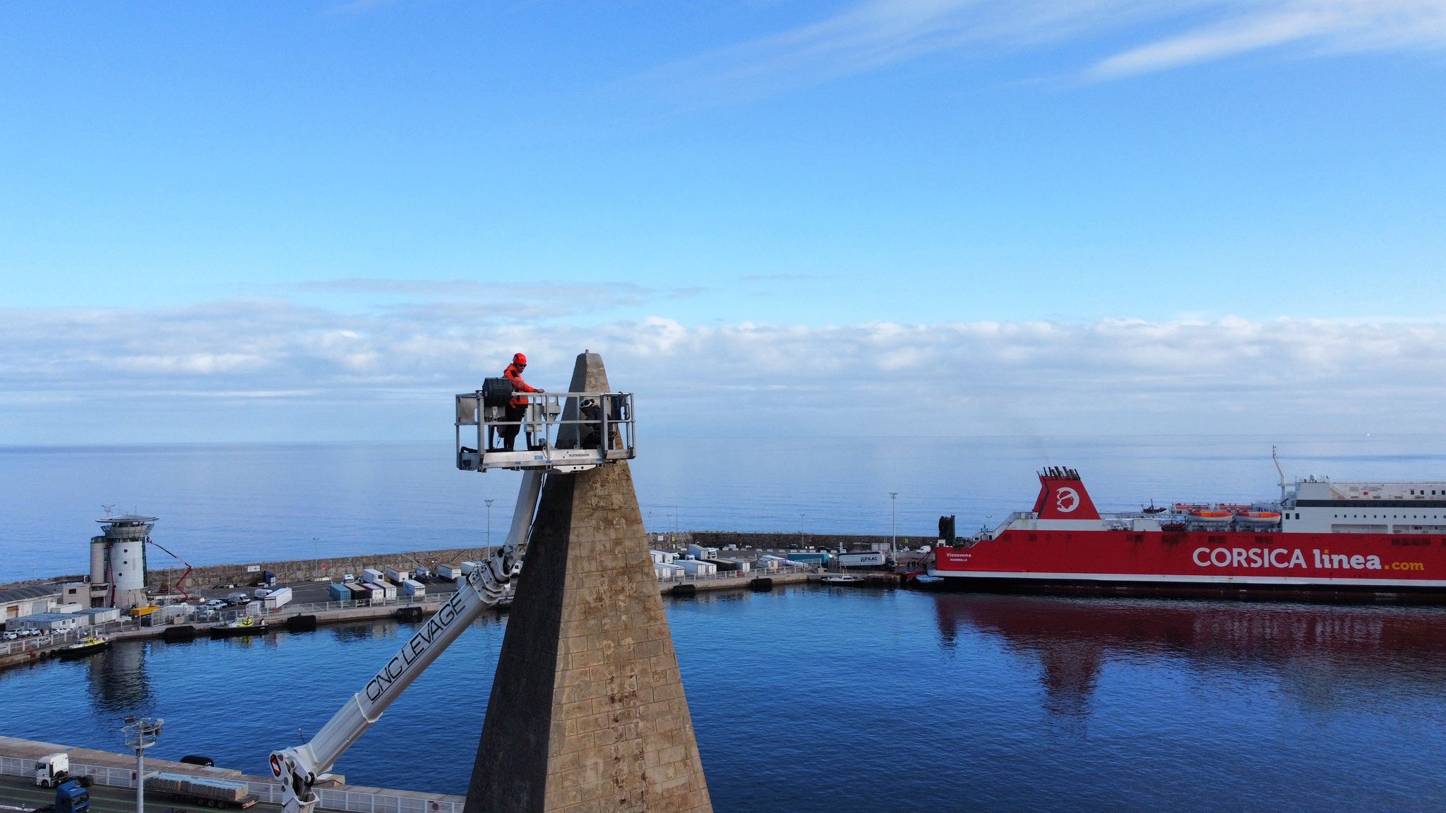 Une nouvelle croix trône au clocher de Notre-Dame-de-Lourdes à Bastia
