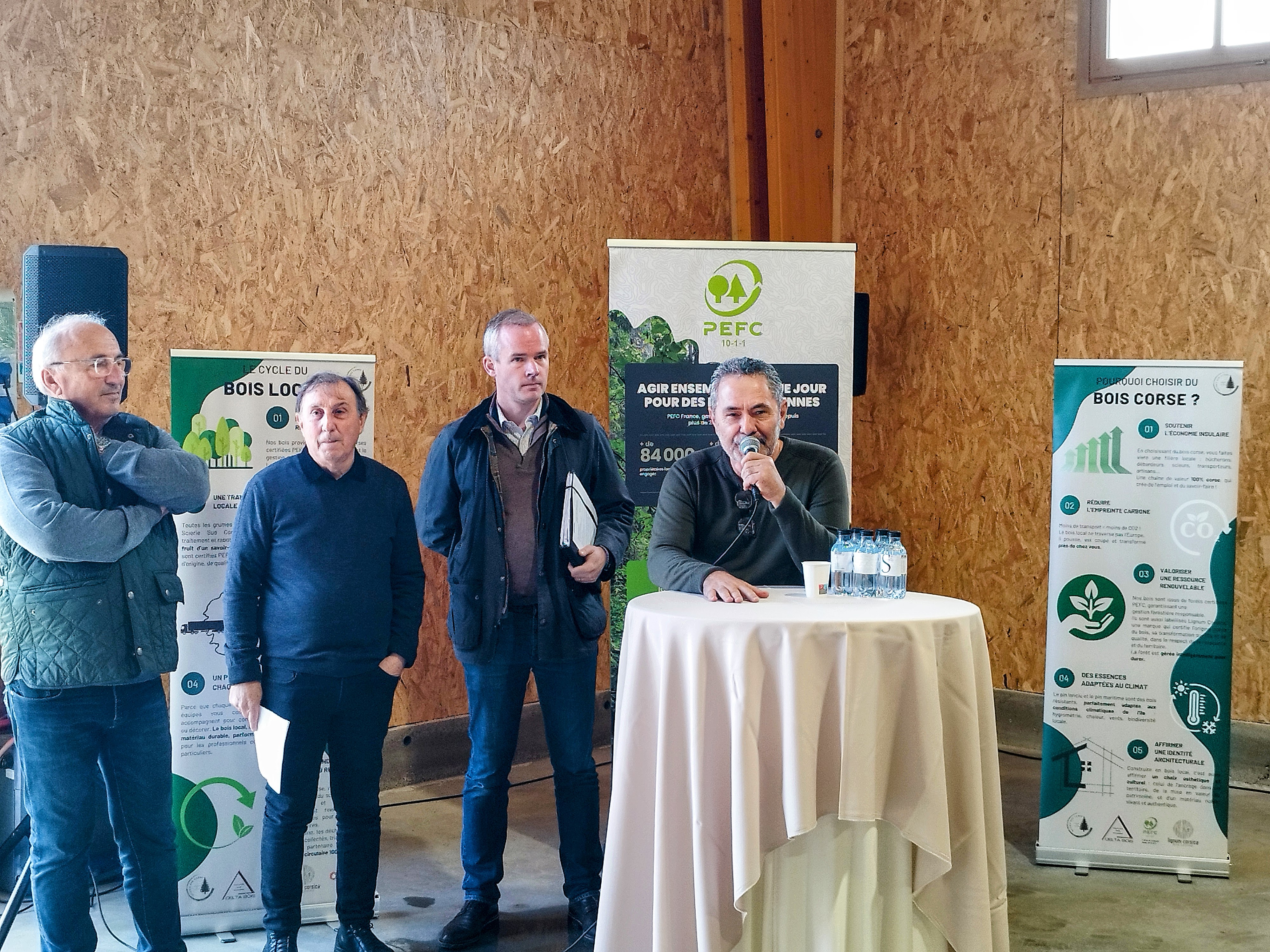 De gauche à droite : le maire de Sotta, Jean-Marc Serra ; le président des communes forestières de Corse-du-Sud Jean-Jacques Gianni ; le représentant de PEFC France Adrien Bodichon ; le président de Delta Bois Nicolas Isani.