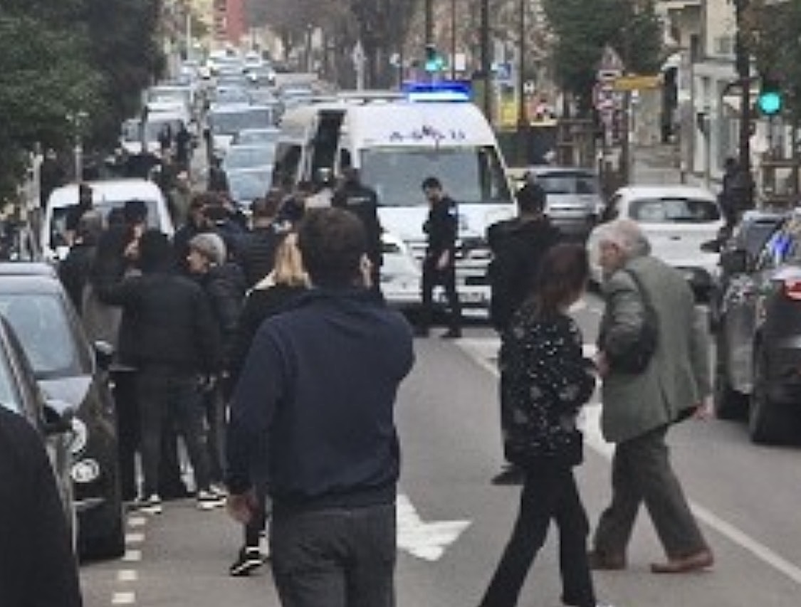 L'homme vient d'être abattu par la police. Emotion sur le cours Napoléon,