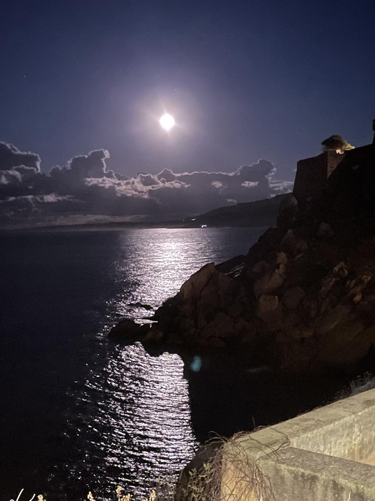A màghjina - Chjaru di luna nant’à Calvi
