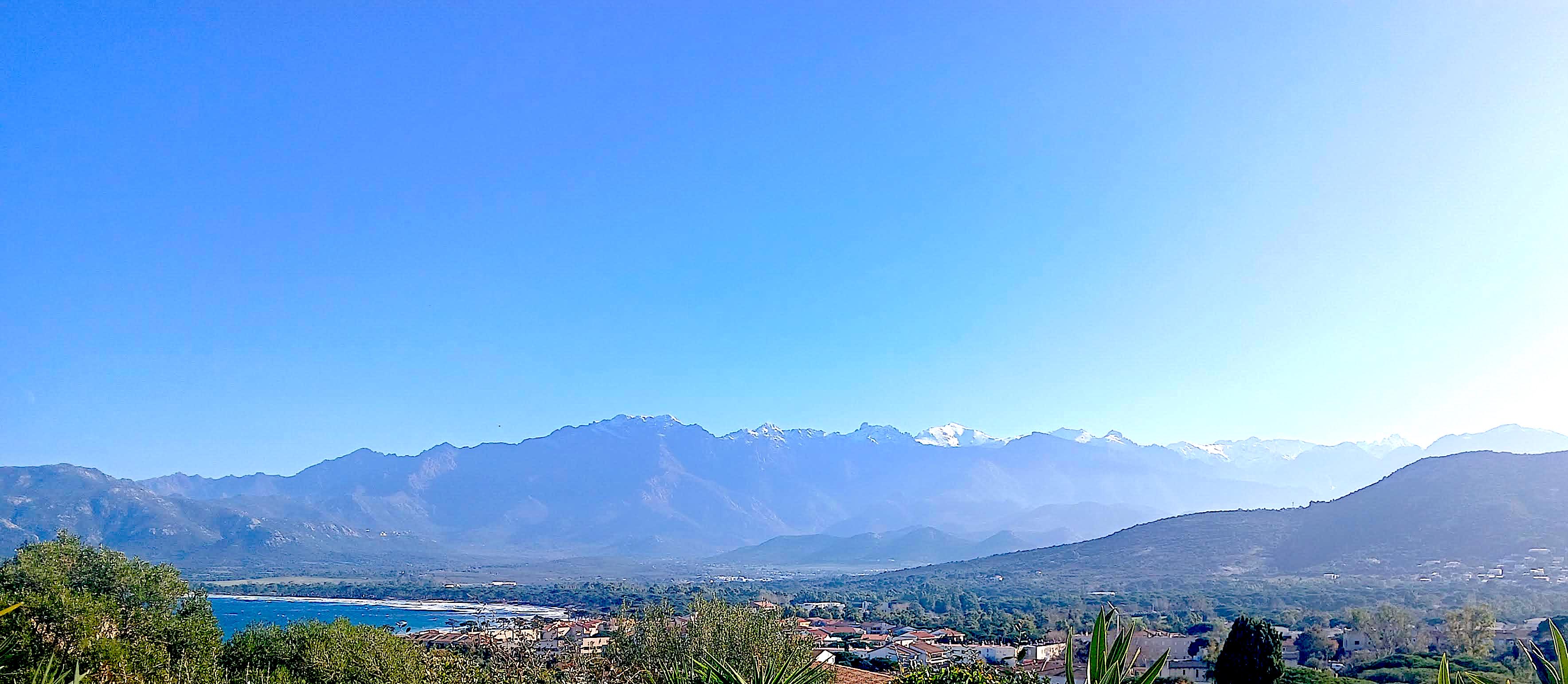 20 degrés ce 27 decembre et grand ciel bleu avec la mer et....des vagues : superbe décor calvais (Bernard Lorriaux)