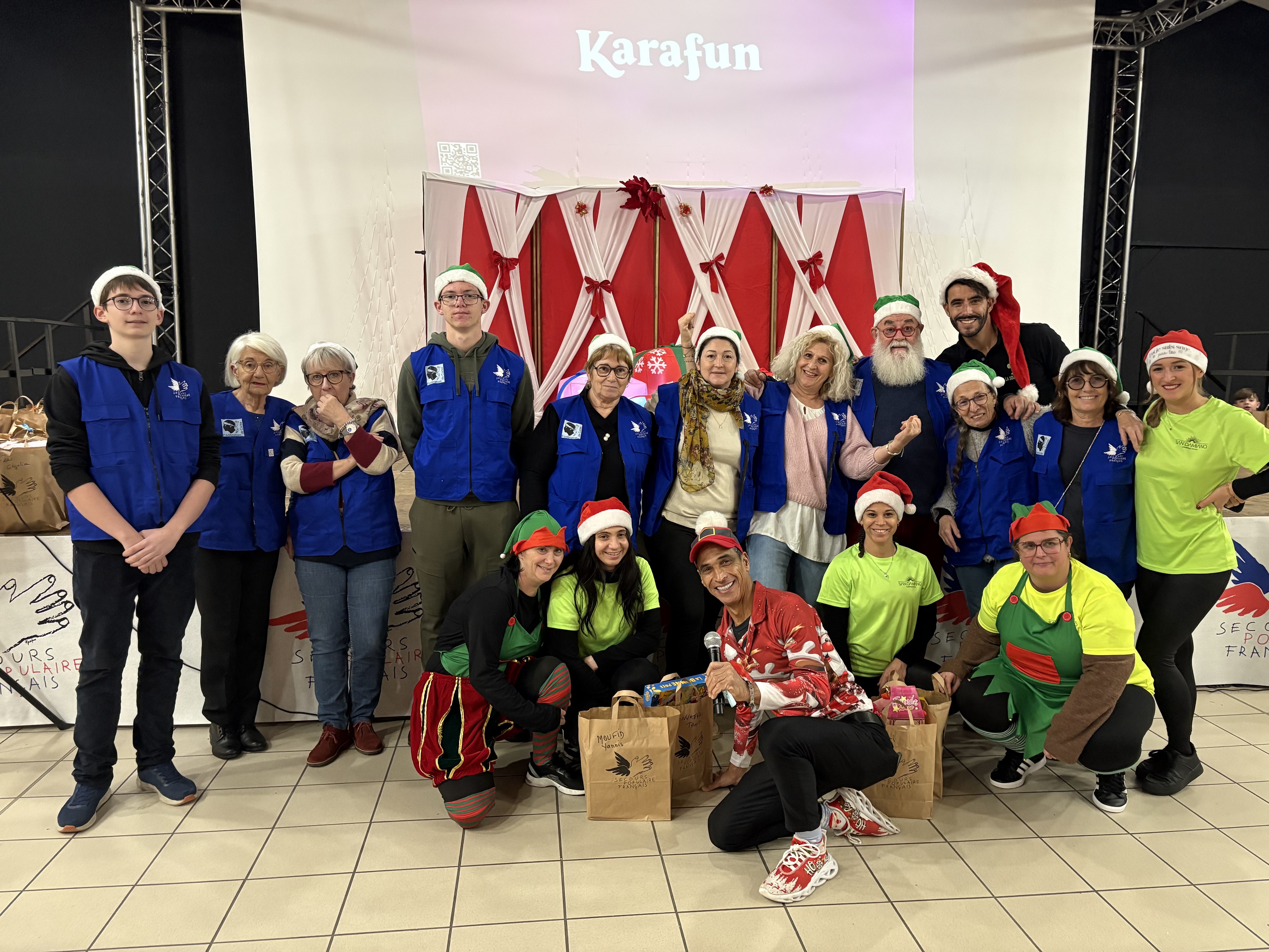 Père Noël Vert, bénévoles du Secours Populaire, animateurs de la Souris Verte, ont offert une belle après-midi de fête à plusieurs dizaines d'enfants.