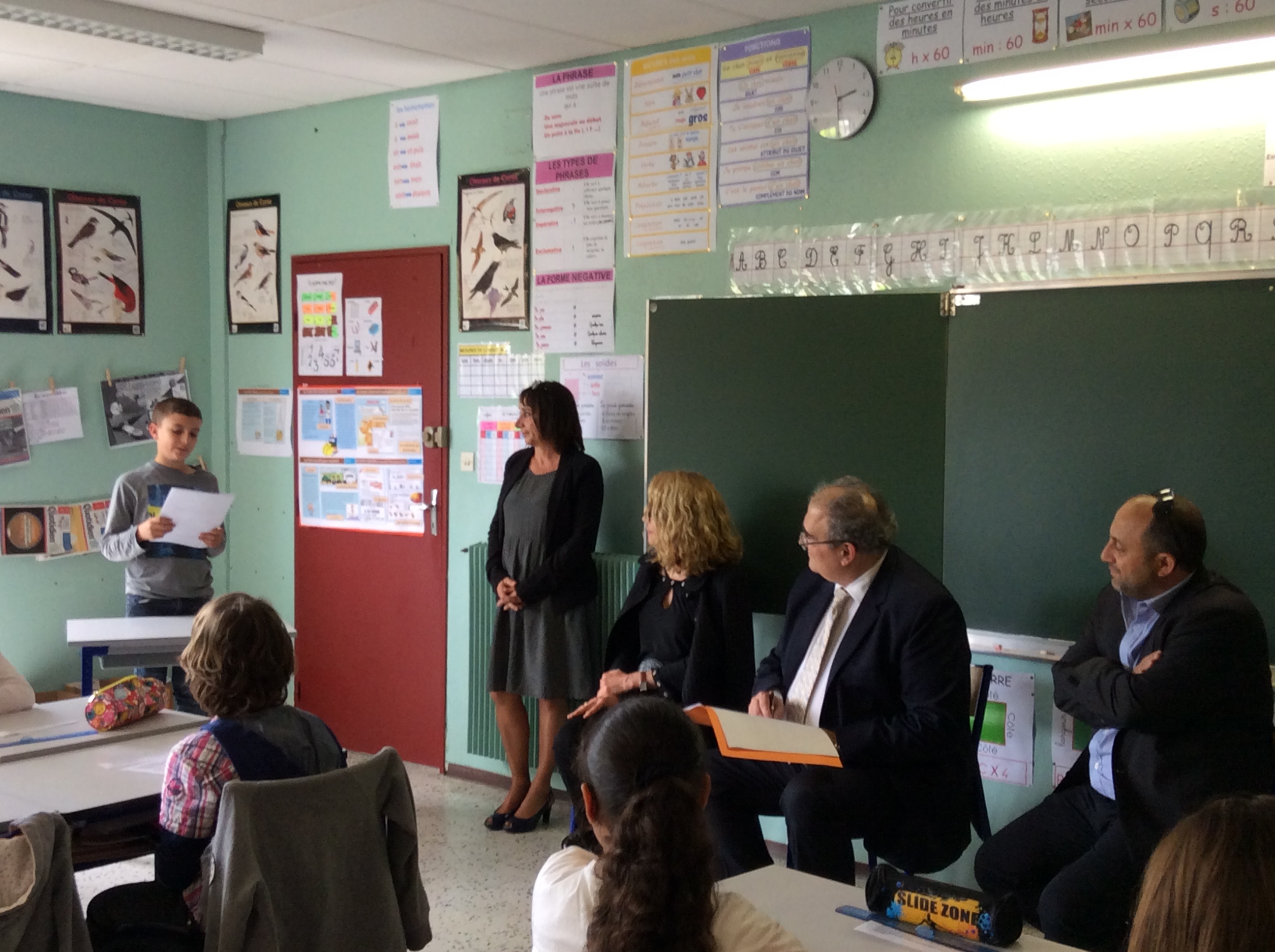 Le "mini député" Paul-Marie Simonpaoli expose sa proposition de loi sous l'oeil attentif de Paul Giacobbi