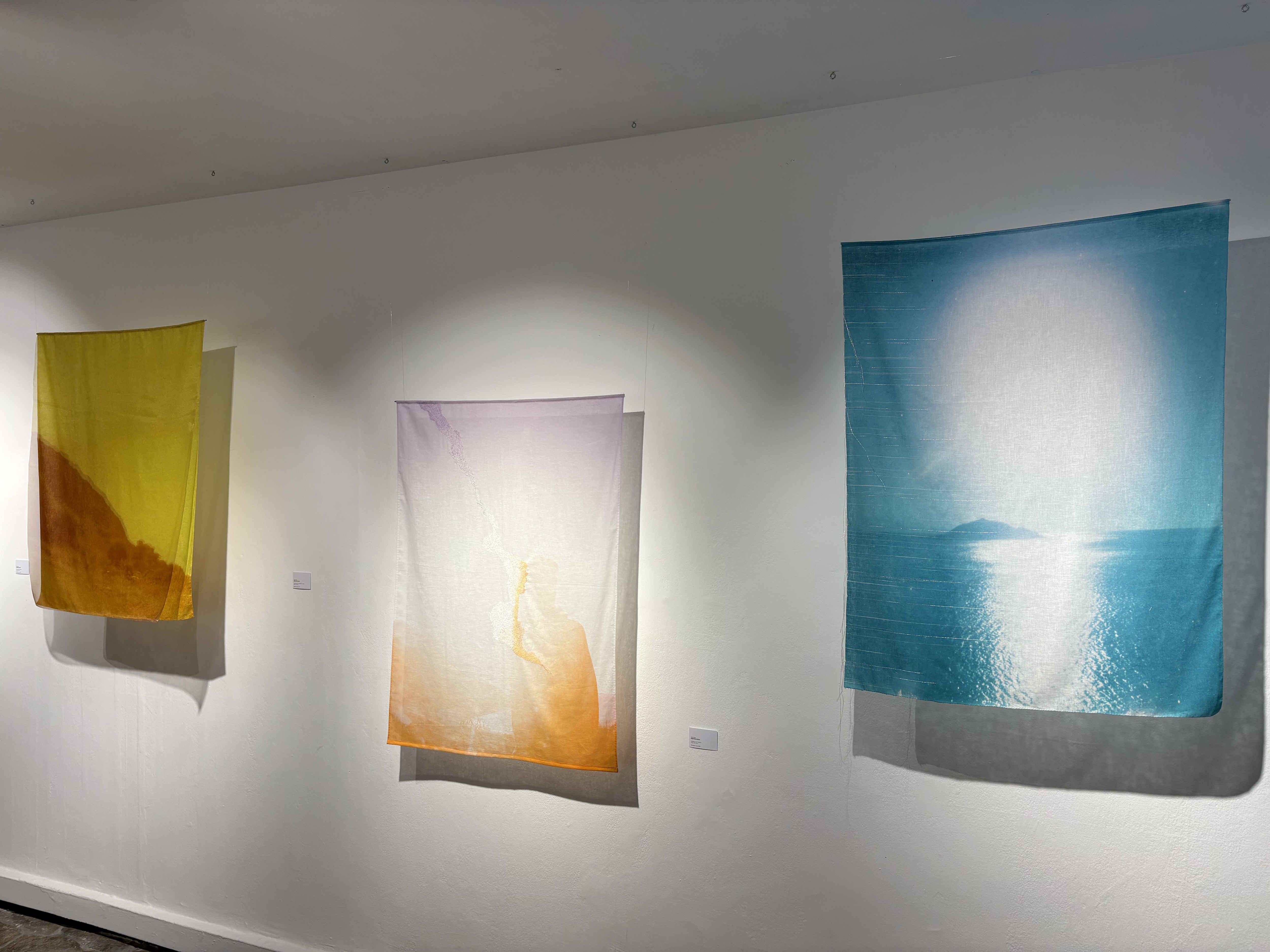 A mi-chemin entre le dessin, la peinture et la broderie, les œuvres de Sabatina Leccia invitent à la contemplation.